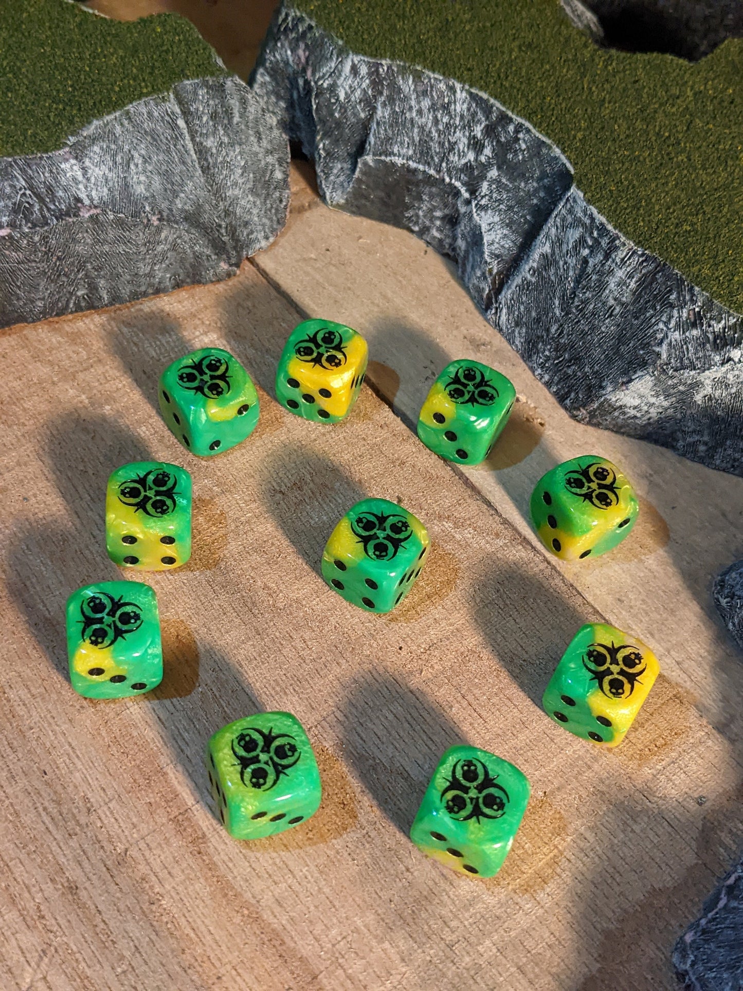 Alternate Radioactive Skull Dice 16mm 10x Inspired by Sci-Fi